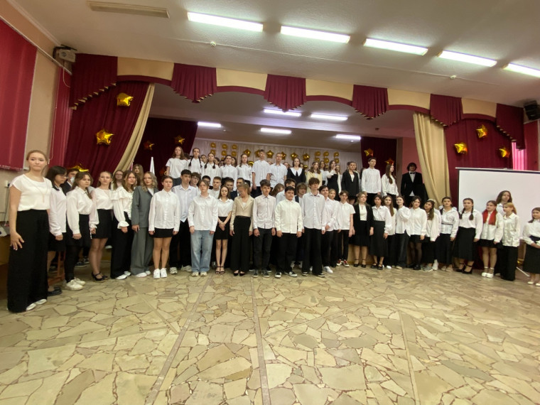 Торжественная линейка, посвящённая празднику Последнего звонка для учеников 9-х классов.