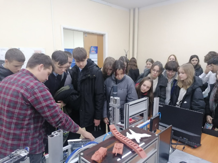 Обучающиеся МАОУ СОШ №16 посетили ГАПОУ СО «Поволжский колледж технологий и менеджмента».