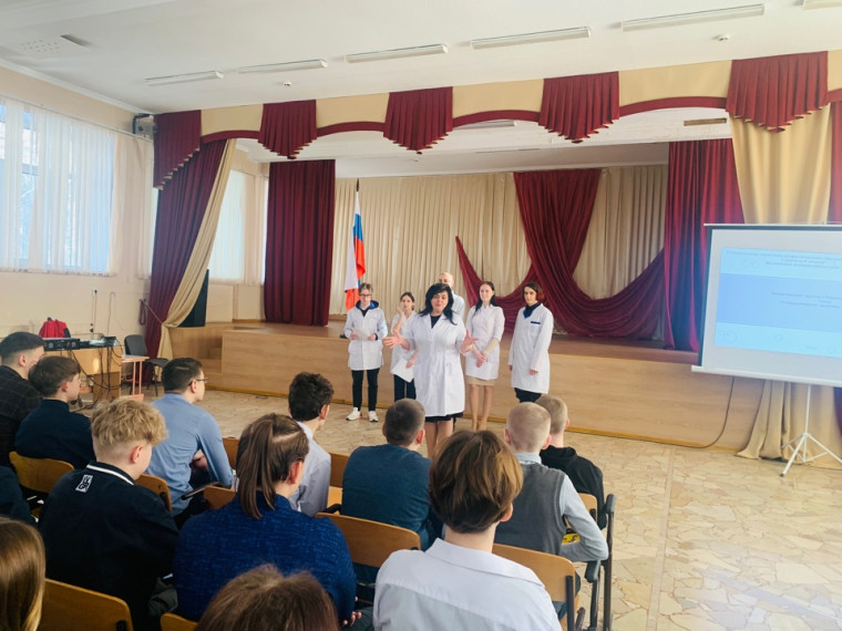 Обучающиеся МАОУ СОШ №16 встретились с волонтерами-медиками ГАПОУ «Балаковский медицинский колледж».