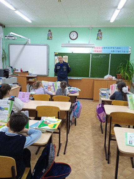 В МАОУ СОШ №16 прошла встреча с инспектором ГИМС г. Балаково.
